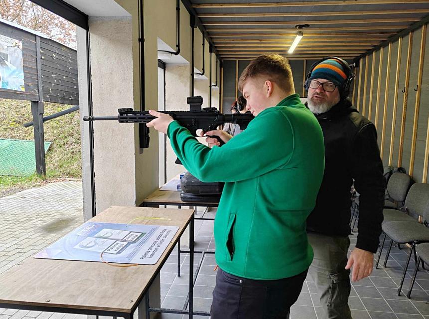 Cykliczne wyjazdy klas mundurowych na strzelnicę "Sokół" w Kazimierzu Biskupim